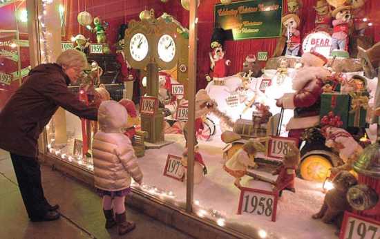 Wallingford businesses recognized for holiday window displays