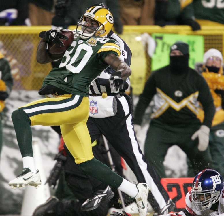 New York Giants Plaxico Burress runs a reverse past Tampa Bay