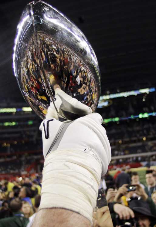 Pittsburgh Steelers' Ben Roethlisberger looks over the defense during the  NFL Super Bowl XLV football game against the Green Bay Packers Sunday, Feb.  6, 2011, in Arlington, Texas. (AP Photo/Charlie Krupa Stock