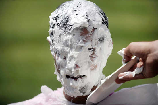 Mets mascot smashed whipped-cream pie in the face of an